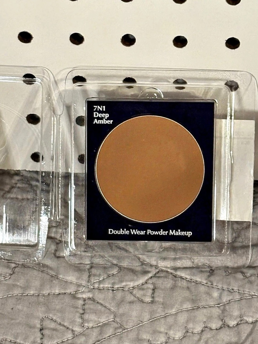 Estée Lauder Double Wear Stay-in-Place Matte Powder Foundation 7N1 Deep Amber